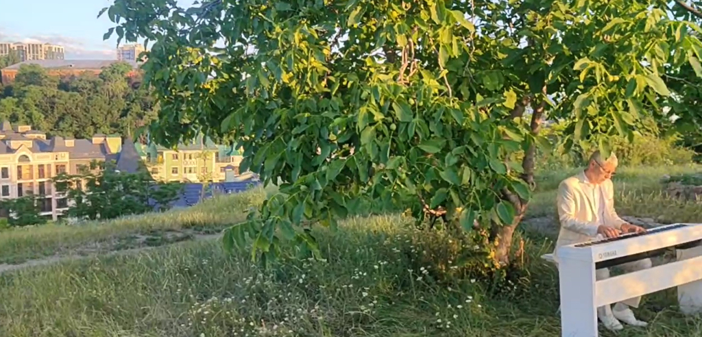 Микола Акрітов виступає на відкритому майданчику біля Андріївської церкви з елегантною фортепіанною програмою для гостей заходу