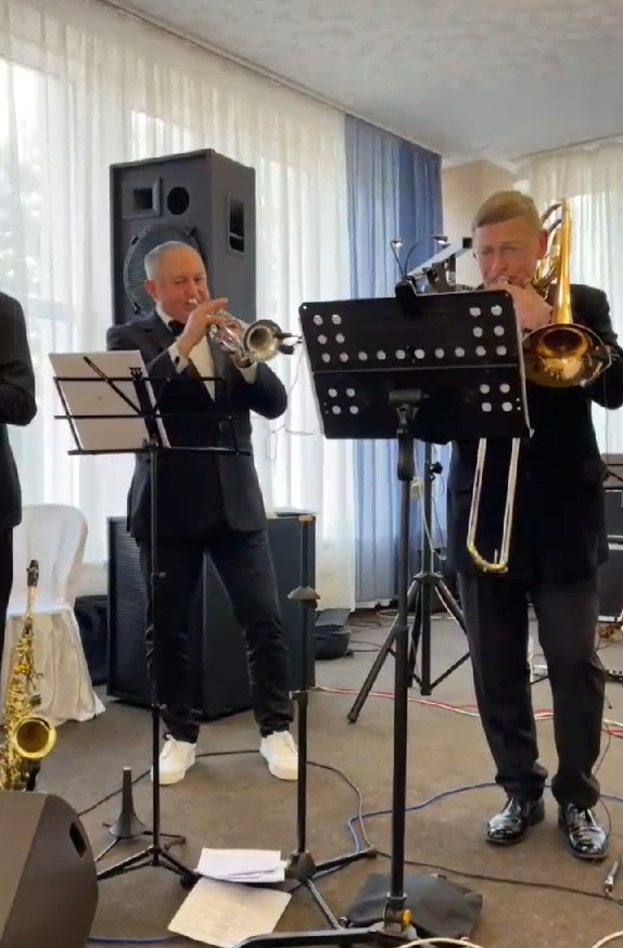 Диксиленд Alex Dixie Band Orchestra виступає на зустрічі гостей у Києві з класичними джазовими композиціями