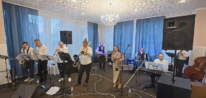 Джазовий ансамбль Alex Dixie Band Orchestra виконує ретро хіти та популярний джаз на святковому заході