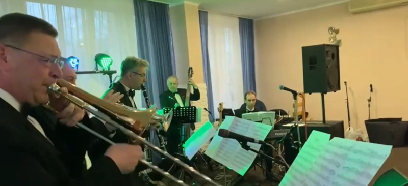 Джазовый ансамбль Alex Dixie Band Orchestra выступает на культурном мероприятии в Киеве с живым оркестровым звучанием
