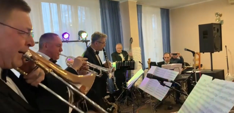 Джазовий оркестр Alex Dixie Band Orchestra виконує свінг, диксиленд та ретро джаз на святковому бенкеті