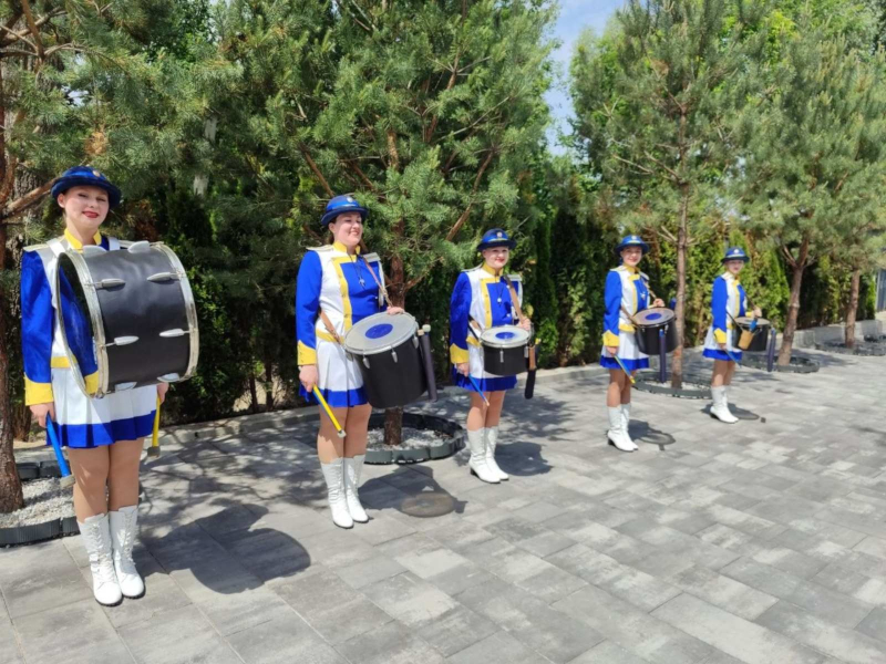 Оркестр барабанщиц Киева выступает на свадебной церемонии в Киеве во время встречи жениха и невесты