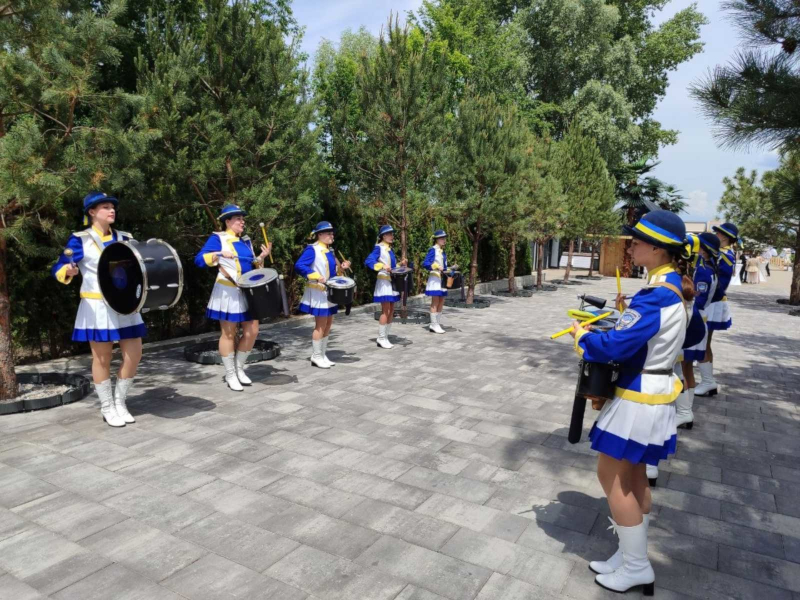 Київський ансамбль барабанщиць створює урочисту атмосферу на весіллі в Києві живою грою на барабанах