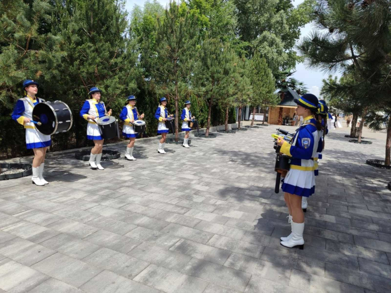 Ансамбль барабанщиць Києва вітає гостей весільної урочистості ефектним музичним перформансом