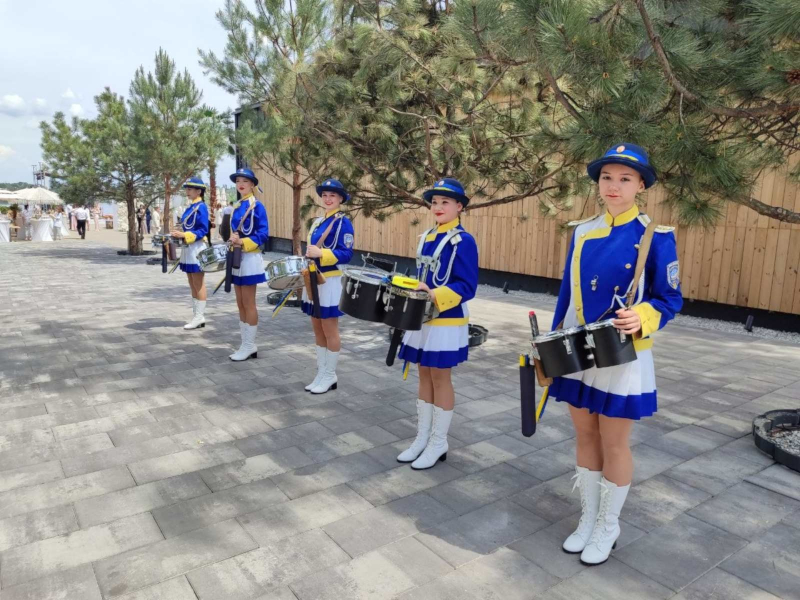 Оркестр київських барабанщиць виступає на зустрічі молодят у Києві зі святковою шоу-програмою