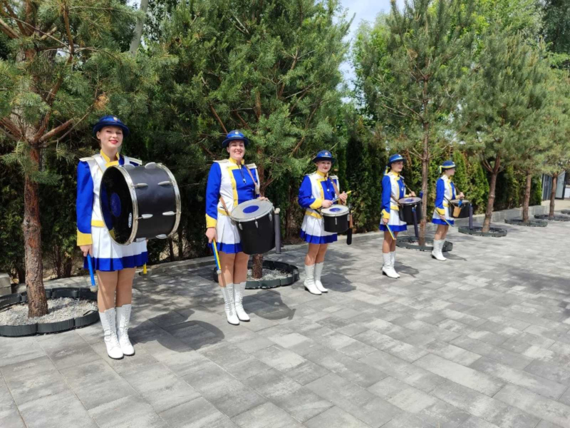 Профессиональные музыканты ансамбля барабанщиц украшают свадебное мероприятие в Киеве живыми барабанными ритмами