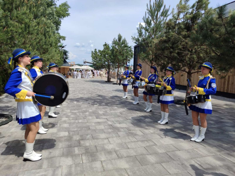 Ансамбль киевских барабанщиц и барабаны создают незабываемое первое впечатление для гостей свадьбы в Киеве