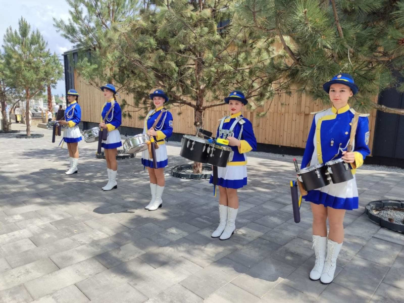 Київський ансамбль барабанщиць виступає на весільному бенкеті в Києві з ефектною програмою зустрічі гостей