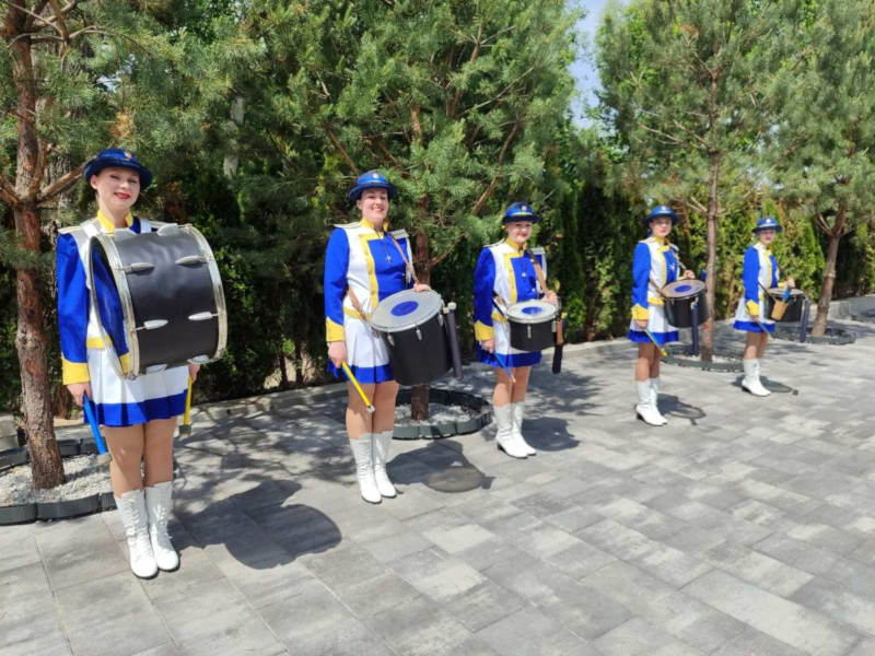 Оркестр київських барабанщиць створює атмосферу розкоші та свята на весіллі в Києві під час прибуття молодят