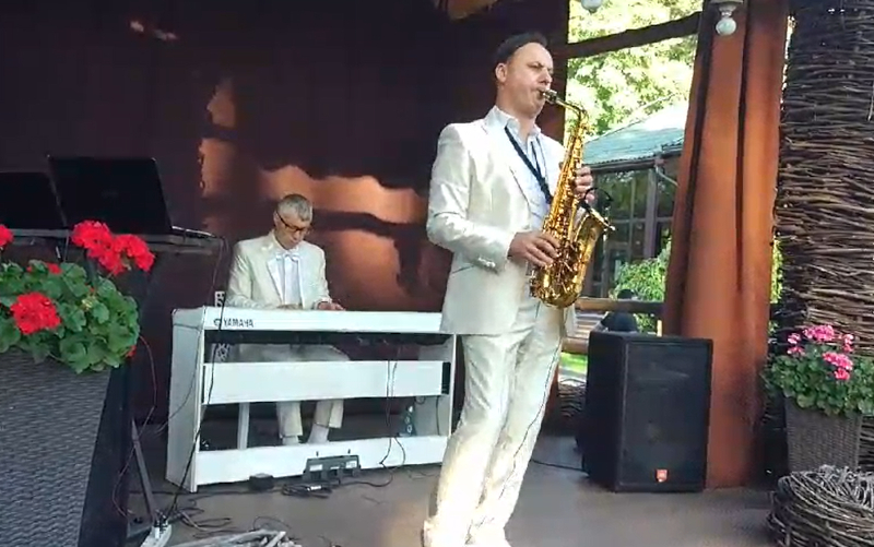 Музикант Ігор Рудий виконує pop jazz та soul композиції на святковому банкеті в Києві