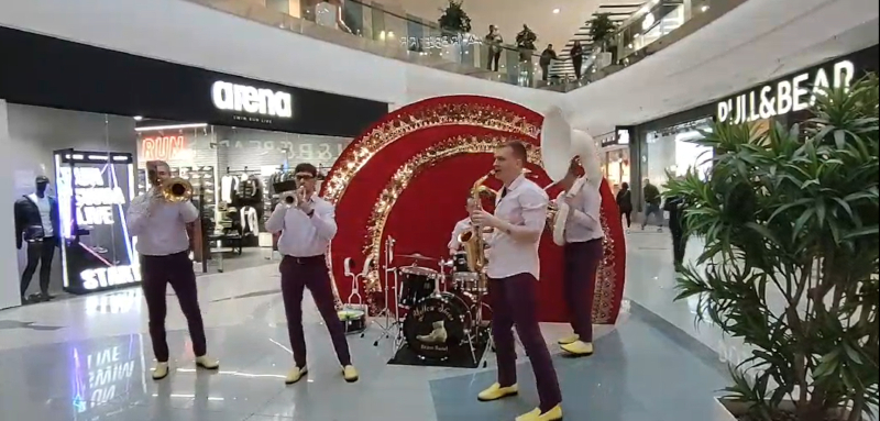 Диксиленд Yellow Shoes играет латину и популярные зарубежные мелодии на праздничной вечеринке в Киеве