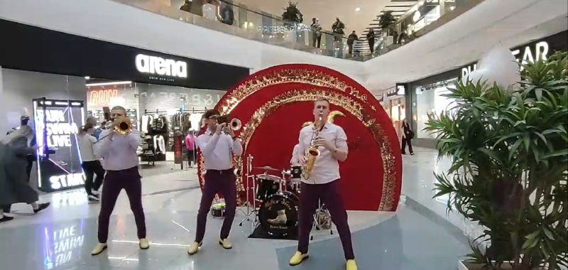 Музыканты диксиленда Yellow Shoes создают атмосферу праздника в Киеве
