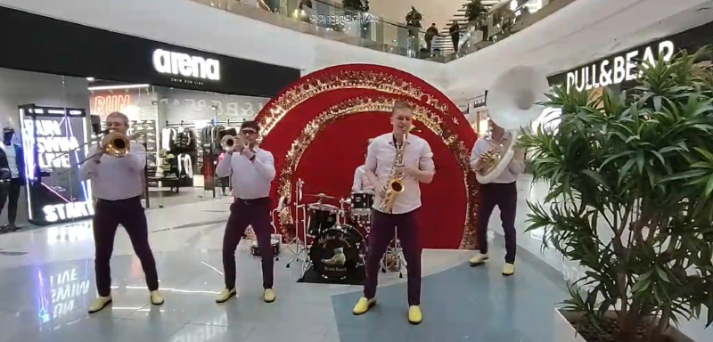 Ансамбль духових інструментів Yellow Shoes виконує джазові стандарти на ювілеї у Києві
