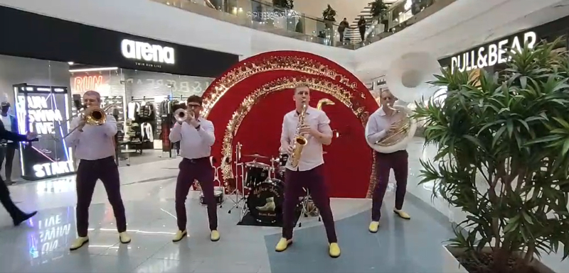 Музиканти Yellow Shoes виступають на презентації компанії у Києві з лаунж, джаз та ретро програмою