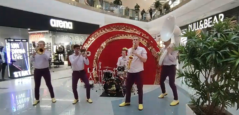 Диксиленд Yellow Shoes выступает на частном празднике в Киеве с традиционным новоорлеанским джазом