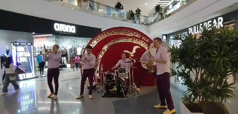 Діксиленд Yellow Shoes виступає на приватному святі у Києві з традиційним новоорлеанським джазом