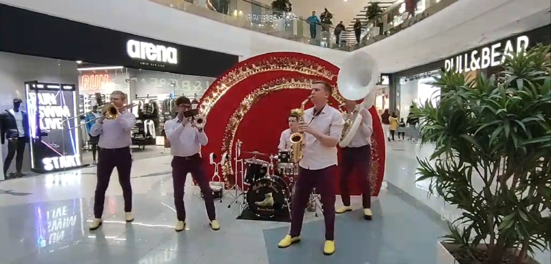 Джаз бенд Yellow Shoes выступает на торжественной встрече гостей в Киеве с элегантной музыкальной программой