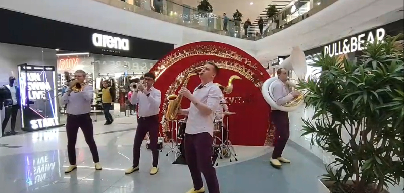 Професійні музиканти Yellow Shoes на дні народження у Києві з живим духовим шоу та ретро програмою