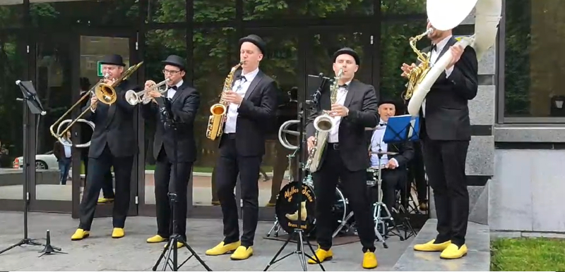 Музиканти диксиленду Yellow Shoes зустрічають гостей на урочистому заході у Києві під звуки джазу