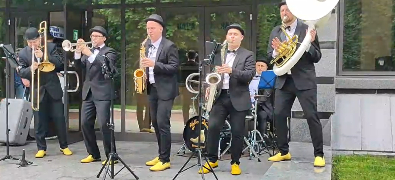 Ансамбль духових інструментів Yellow Shoes створює атмосферу розкішного свята на весіллі у Києві