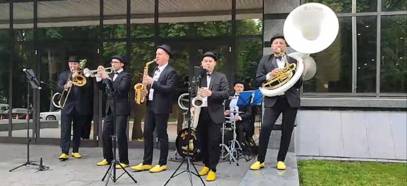Джаз бенд Yellow Shoes виступає на урочистій зустрічі гостей у Києві з елегантною музичною програмою