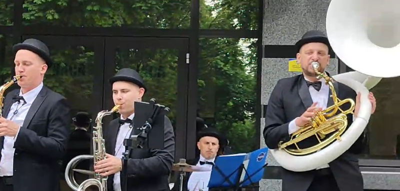 Джазовий оркестр Yellow Shoes грає свінгові та диксилендові композиції на корпоративному заході