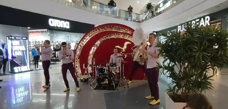 Духовий оркестр Yellow Shoes створює святкову атмосферу на весіллі у Києві живою музикою