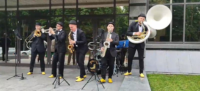 Джаз бенд Yellow Shoes зустрічає гостей на урочистому заході у Києві під звуки класичного диксиленду