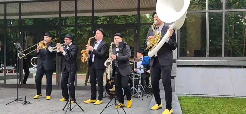 Джазовый оркестр Yellow Shoes играет свинговые и диксилендовые композиции на корпоративном мероприятии