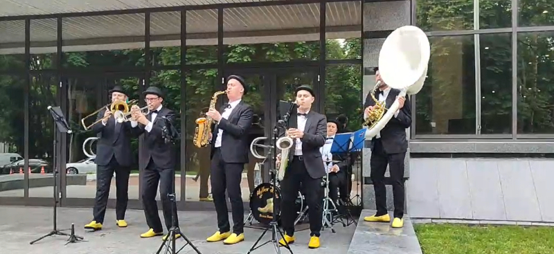 Духовой оркестр Yellow Shoes выступает на встрече гостей в Киеве с элегантной ретро программой