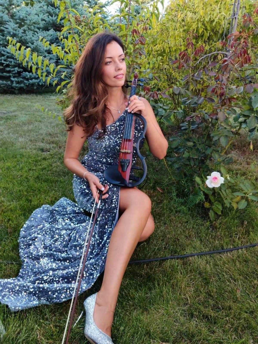 Виртуозное выступление Iva Sax на открытом воздухе возле Киевского моря для роскошной частной вечеринки — красное платье и золотистый саксофон