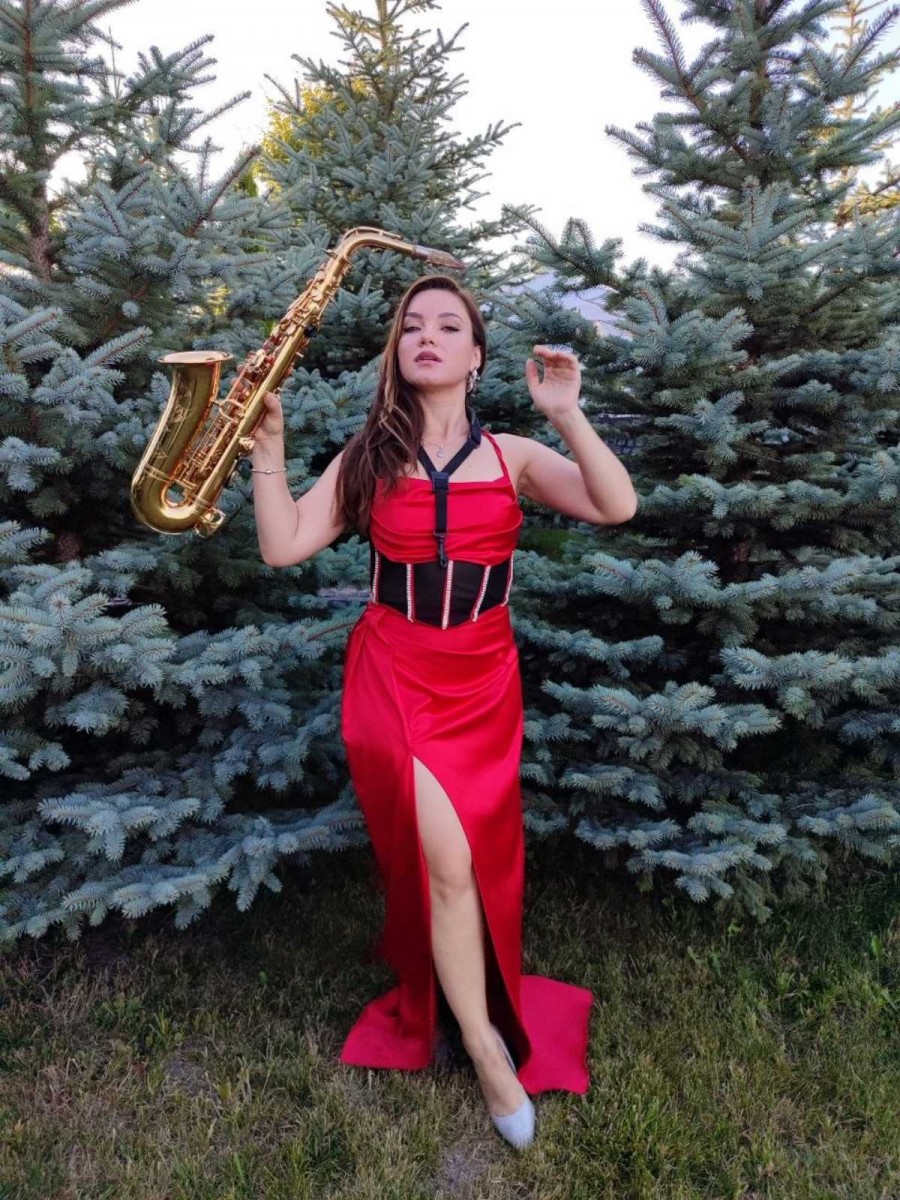 Виртуозное выступление Iva Sax на открытом воздухе возле Киевского моря для роскошной частной вечеринки — красное платье и золотистый саксофон