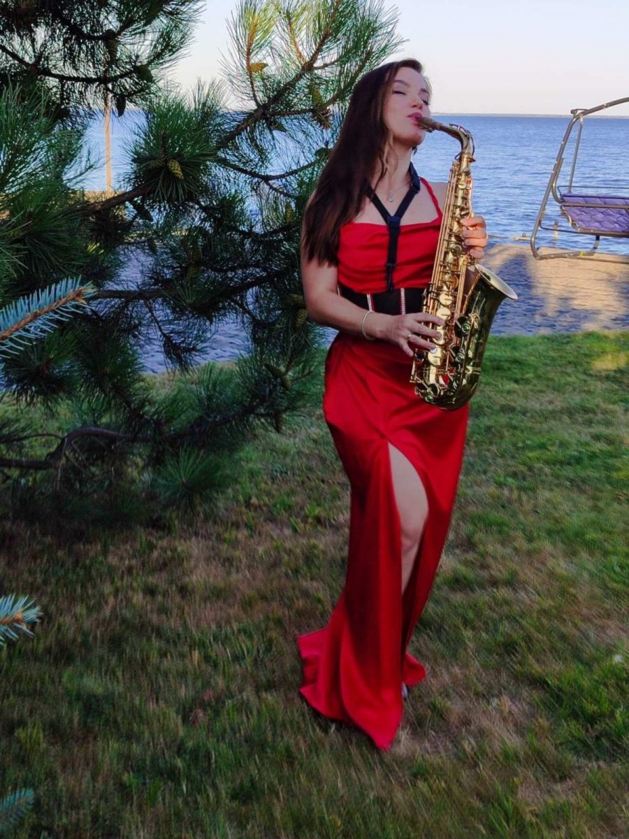 Виртуозное выступление Iva Sax на открытом воздухе возле Киевского моря для роскошной частной вечеринки — красное платье и золотистый саксофон