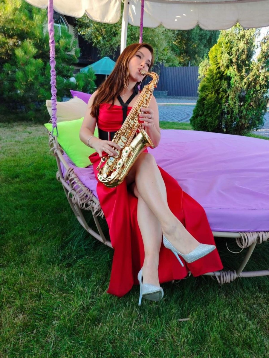 Эффектное выступление Iva Sax на природе возле Киевского моря — живая музыка, красивый золотистый саксофон и яркий сценический образ в красном платье