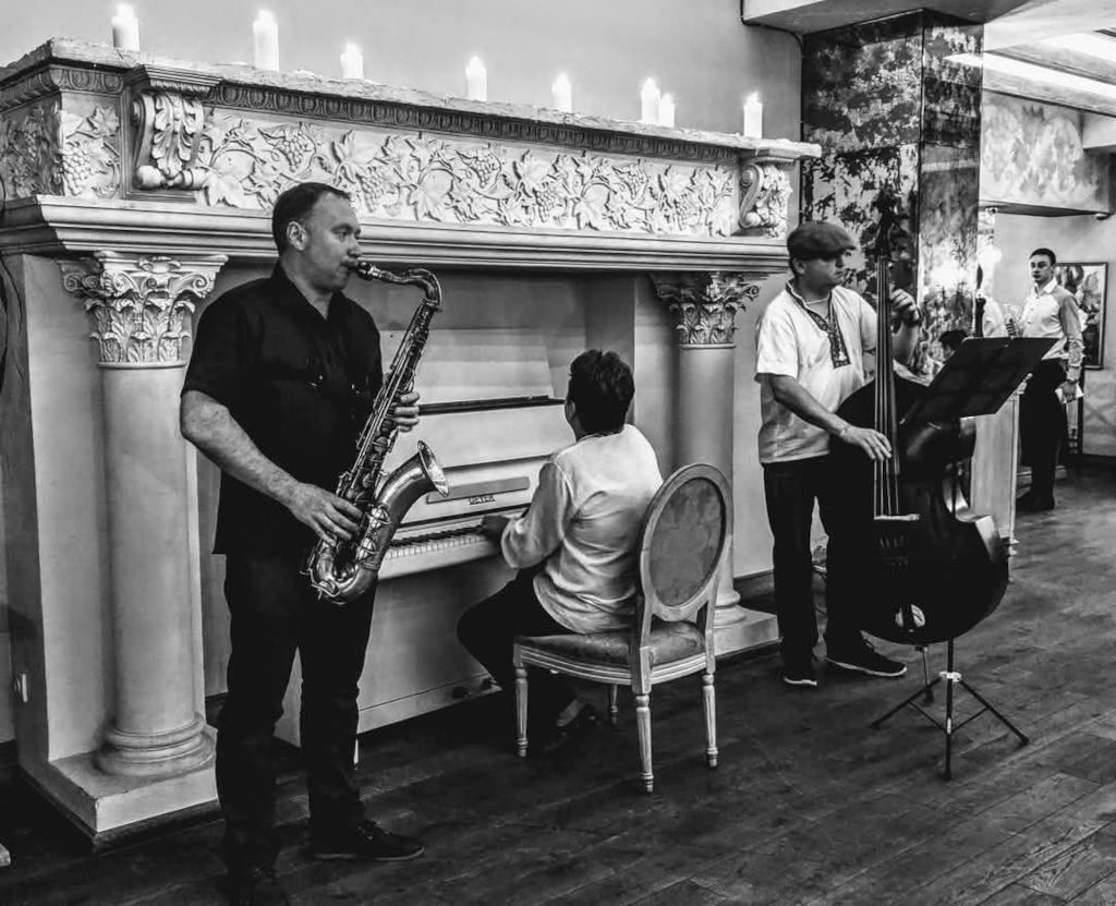 Джазовий квартет Messer Band виконує живі джазові імпровізації на корпоративному заході, створюючи атмосферу елегантності та справжнього музичного свята.