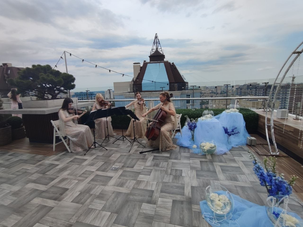 Живая музыка струнного квартета NAVA на свадебном приеме open air в Киеве &mdash; музыкантки в золотистых платьях и великолепный вид на город.