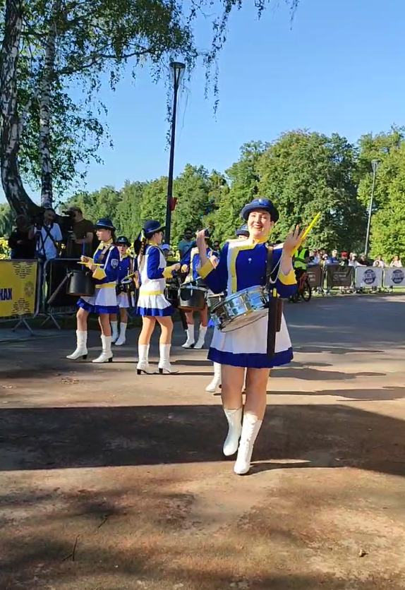 Ефектний виступ ансамблю барабанщиць у Києві на ВДНГ — ритмічне барабанне шоу просто неба на спортивному заході влітку