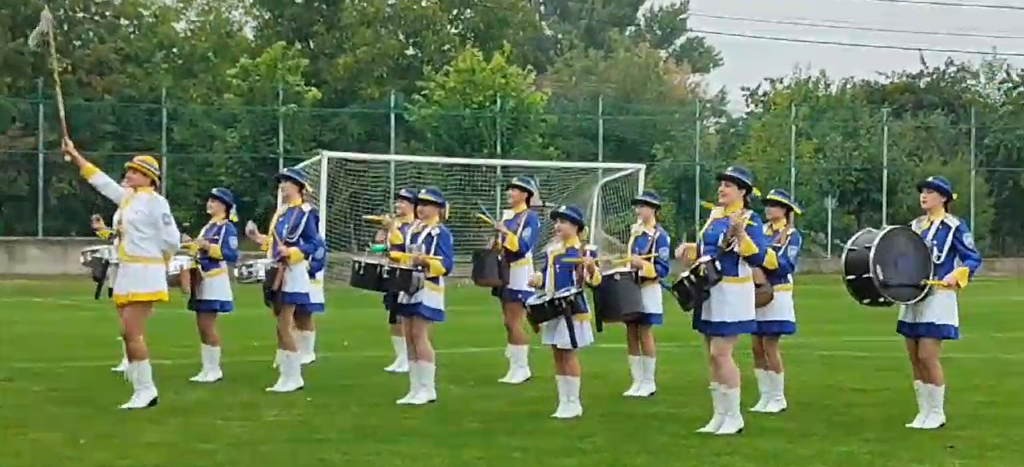 Выступление ансамбля барабанщиц Киева на матче по футболу в Украине, красочный музыкальный перформанс с тамбур-мажором