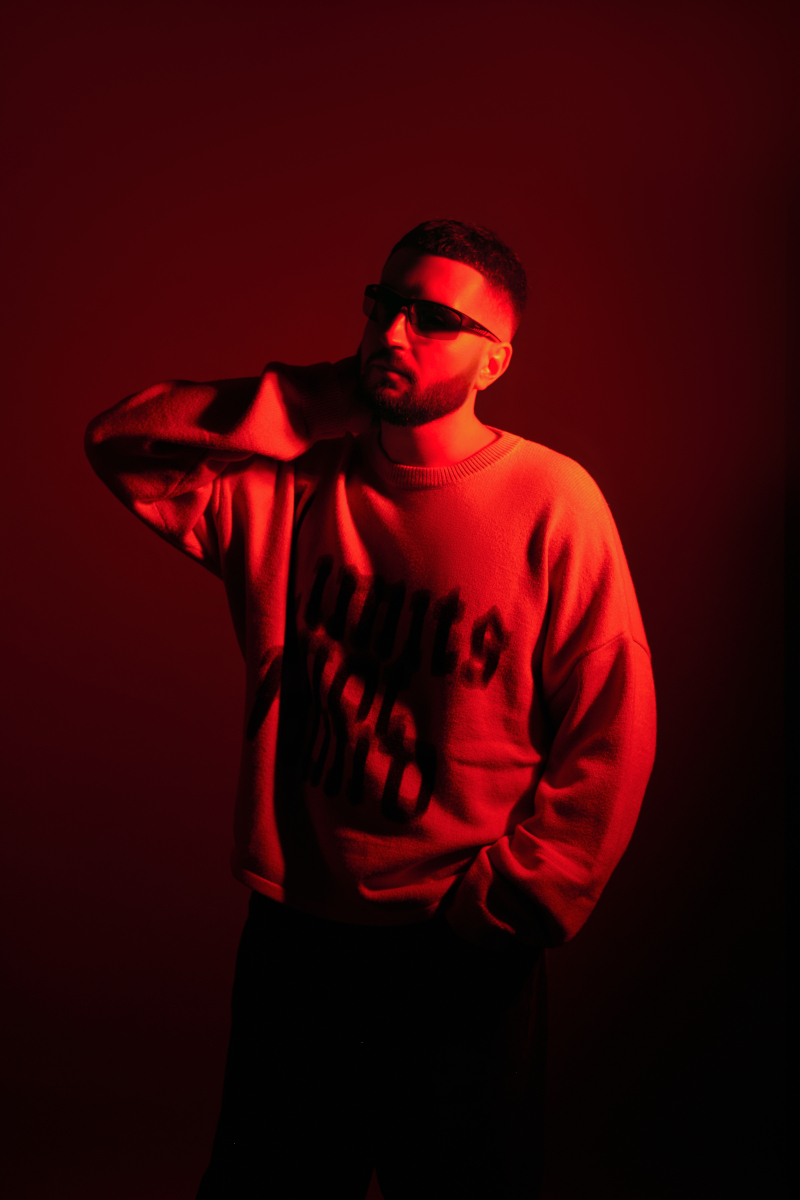 Портрет DJ UUFO у сучасному urban-стилі під час професійної фотосесії для музичного бренду