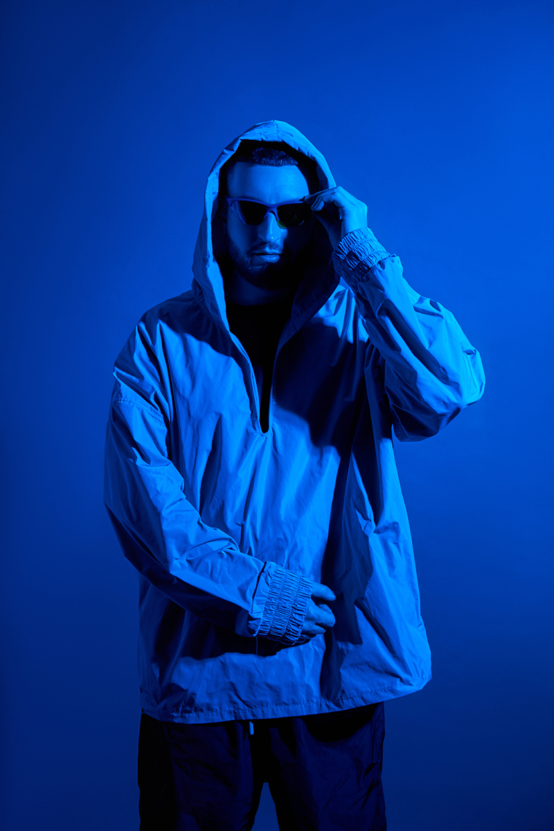 DJ UUFO у креативному fashion-образі під час авторської фотосесії для музичного проєкту