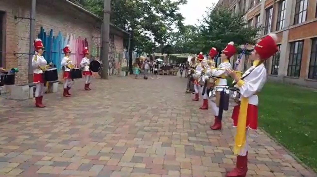 Яркое барабанное шоу барабанщиц на массовом мероприятии в Киеве