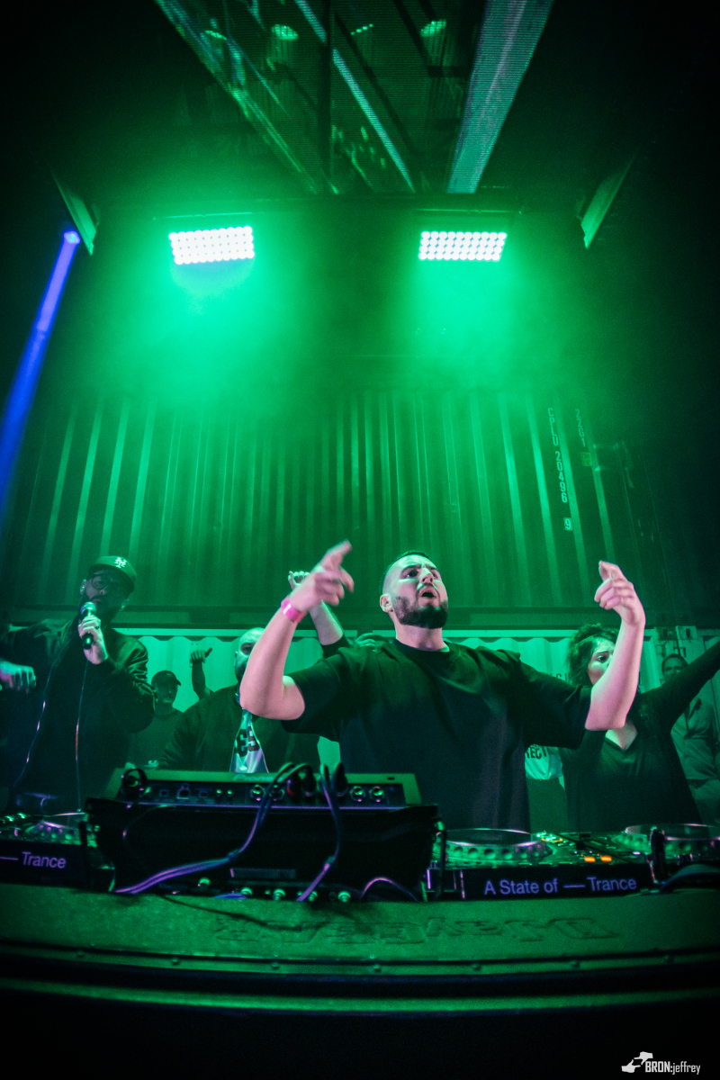 DJ UUFO виступає за професійним діджейським пультом на масштабному фестивалі електронної музики в Європі