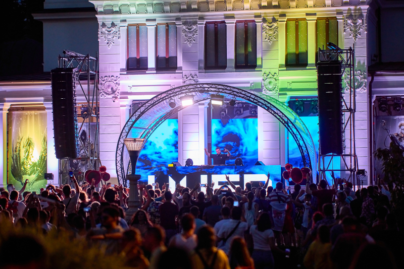 Фестивальний сет DJ UUFO на відкритій сцені популярної музичної події 2026 року