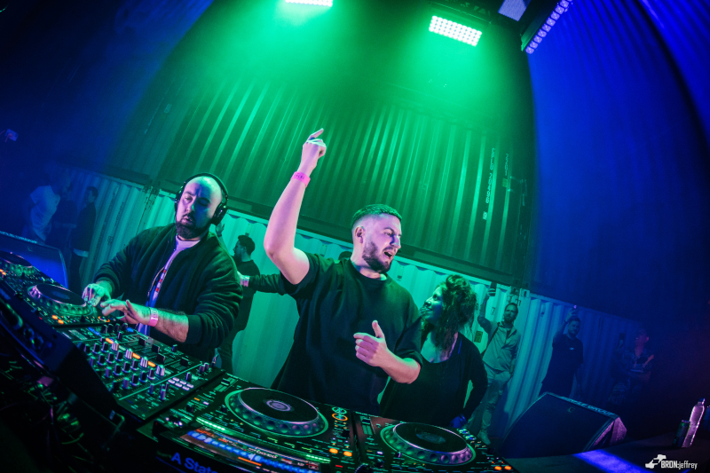 Український діджей UUFO створює атмосферу trance-шоу під час нічного виступу на фестивалі