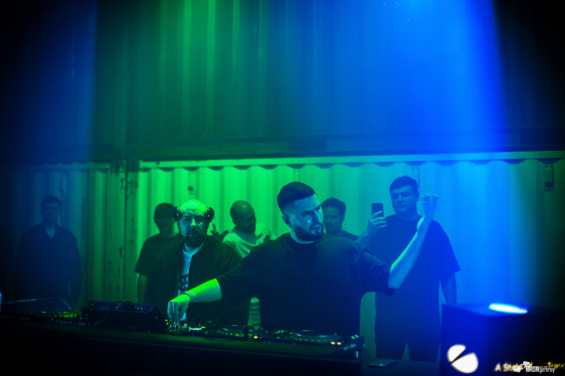 DJ UUFO керує музичним сетом на найбільшому європейському заході для шанувальників EDM