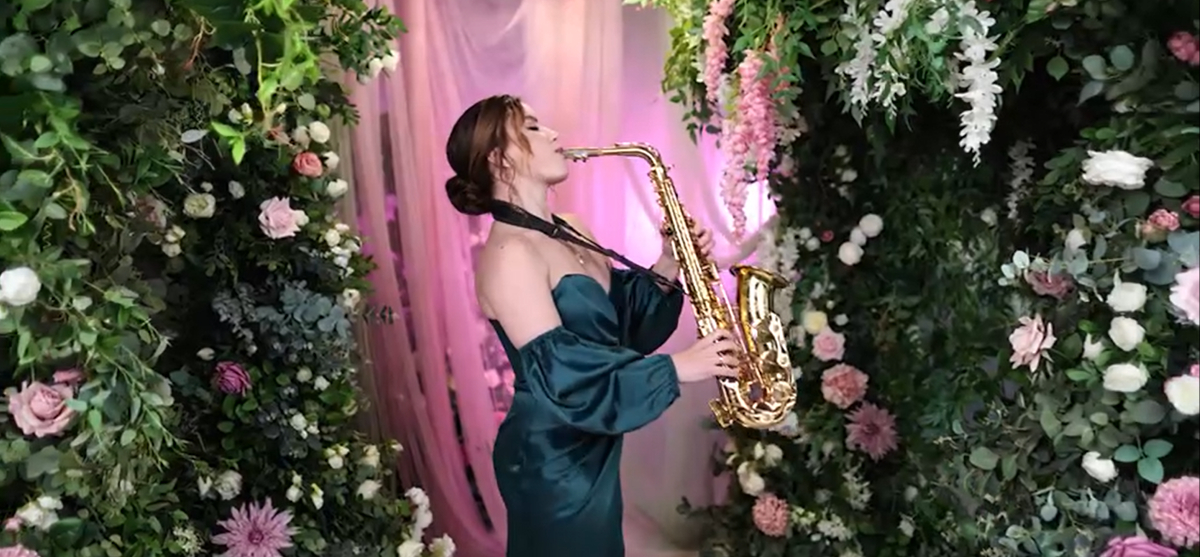 Элегантная саксофонистка IVA SAX на презентации компании в Киеве с lounge и soul музыкой