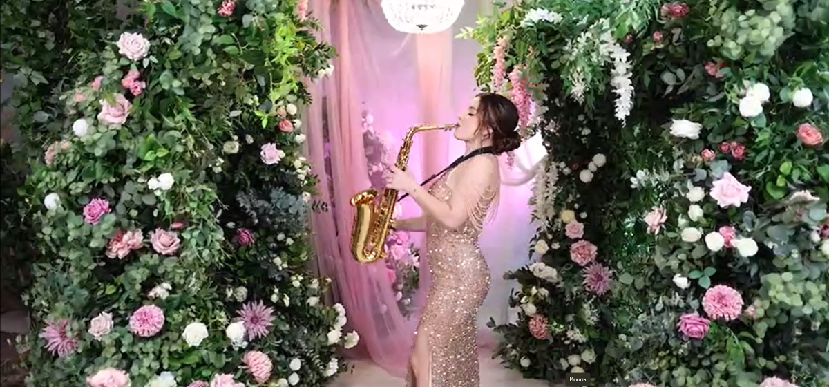 Професійна саксофоністка IVA SAX на дні народження у Києві під час святкового привітання